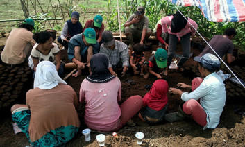 Photo caption: Farmer training in Bulukumba, South Sulawesi.  Photo by Enggar Paramita/ICRAF 